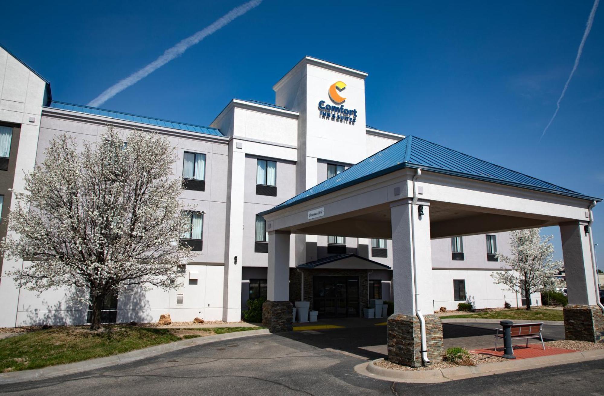 Comfort Inn & Suites Хатчинсон Экстерьер фото