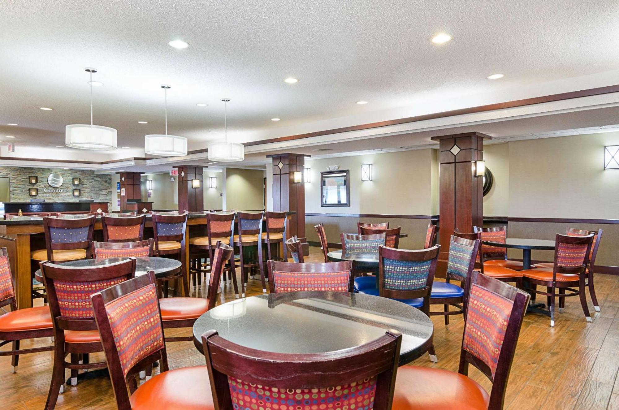 Comfort Inn & Suites Хатчинсон Экстерьер фото