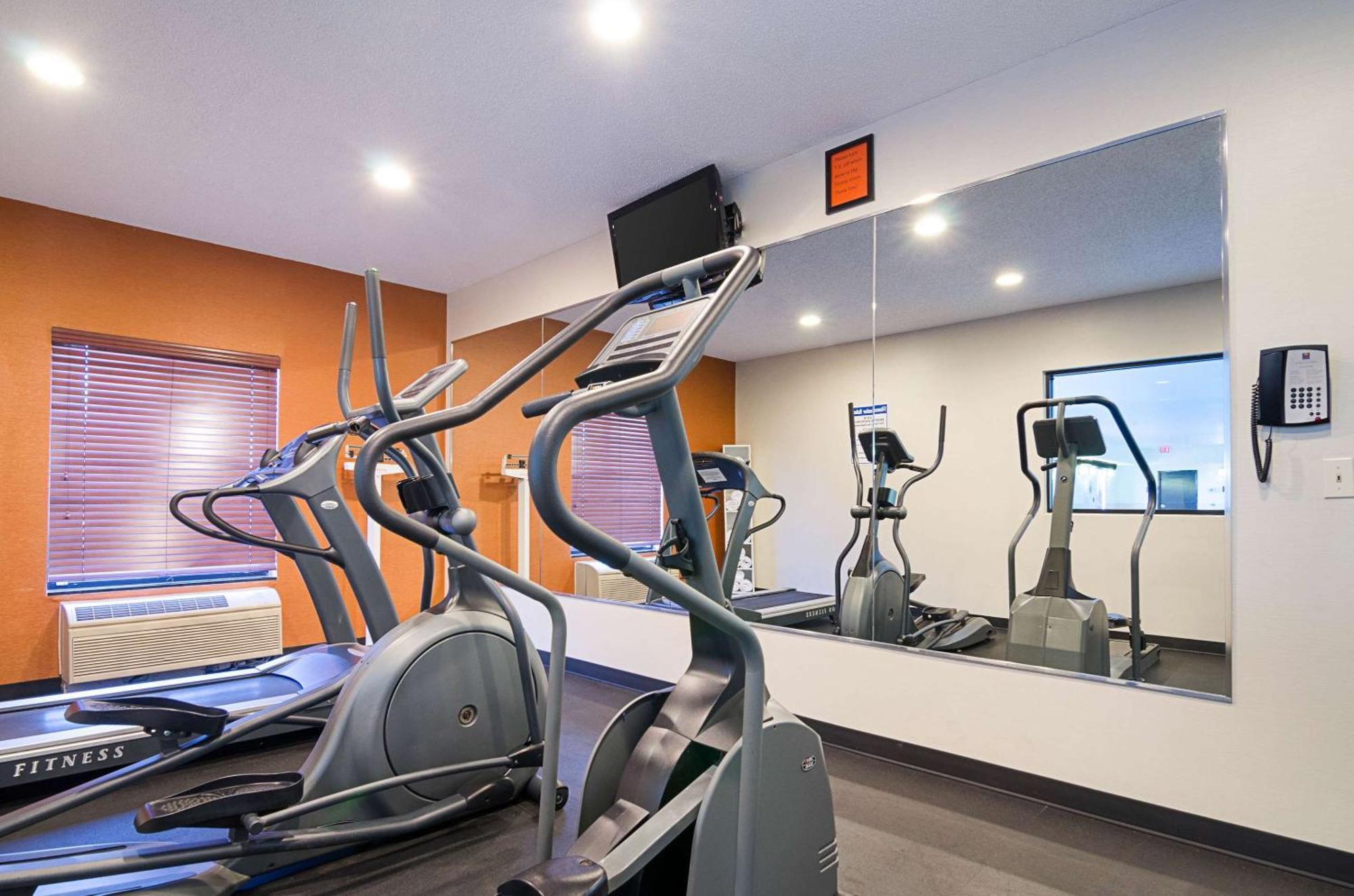 Comfort Inn & Suites Хатчинсон Экстерьер фото