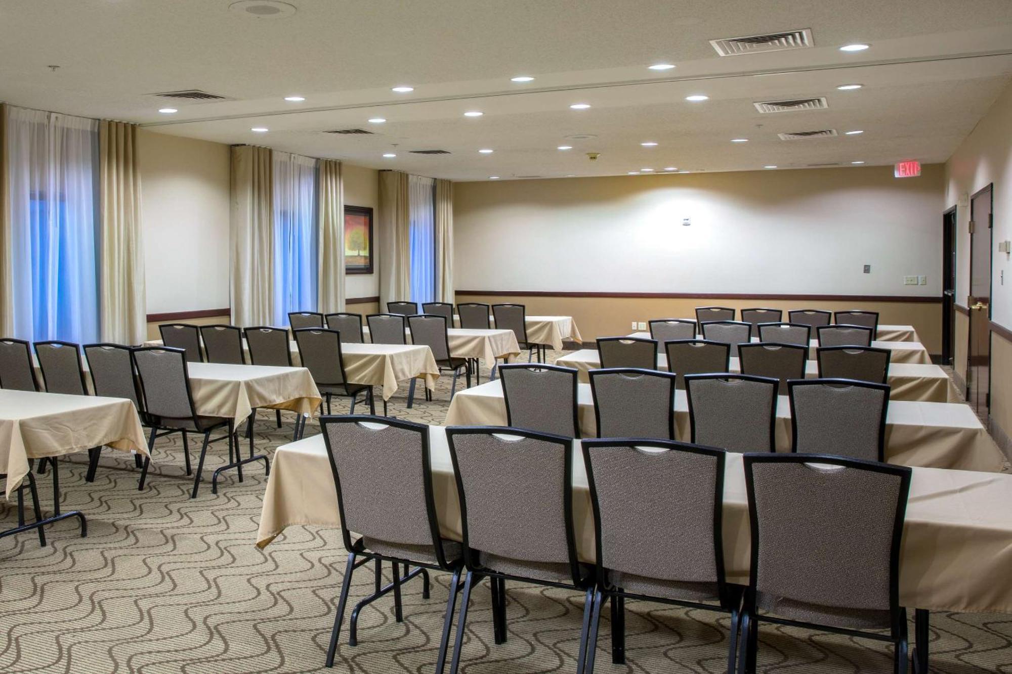 Comfort Inn & Suites Хатчинсон Экстерьер фото