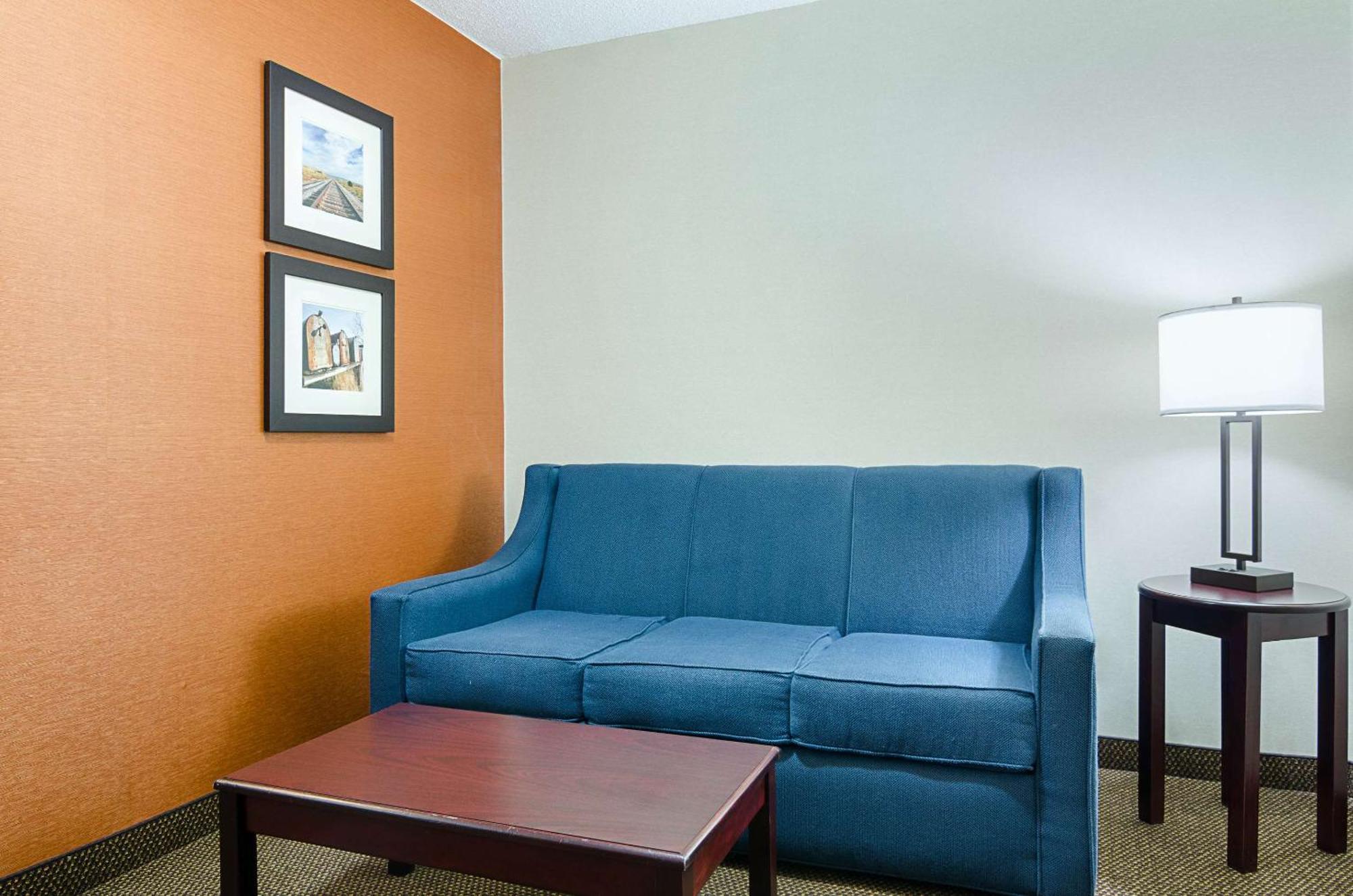 Comfort Inn & Suites Хатчинсон Экстерьер фото