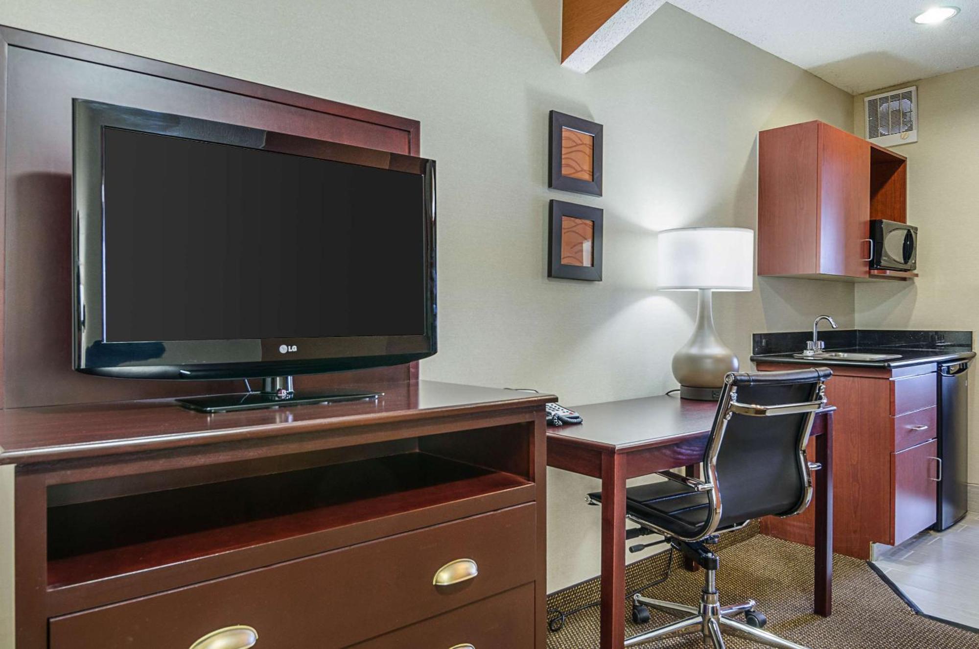 Comfort Inn & Suites Хатчинсон Экстерьер фото