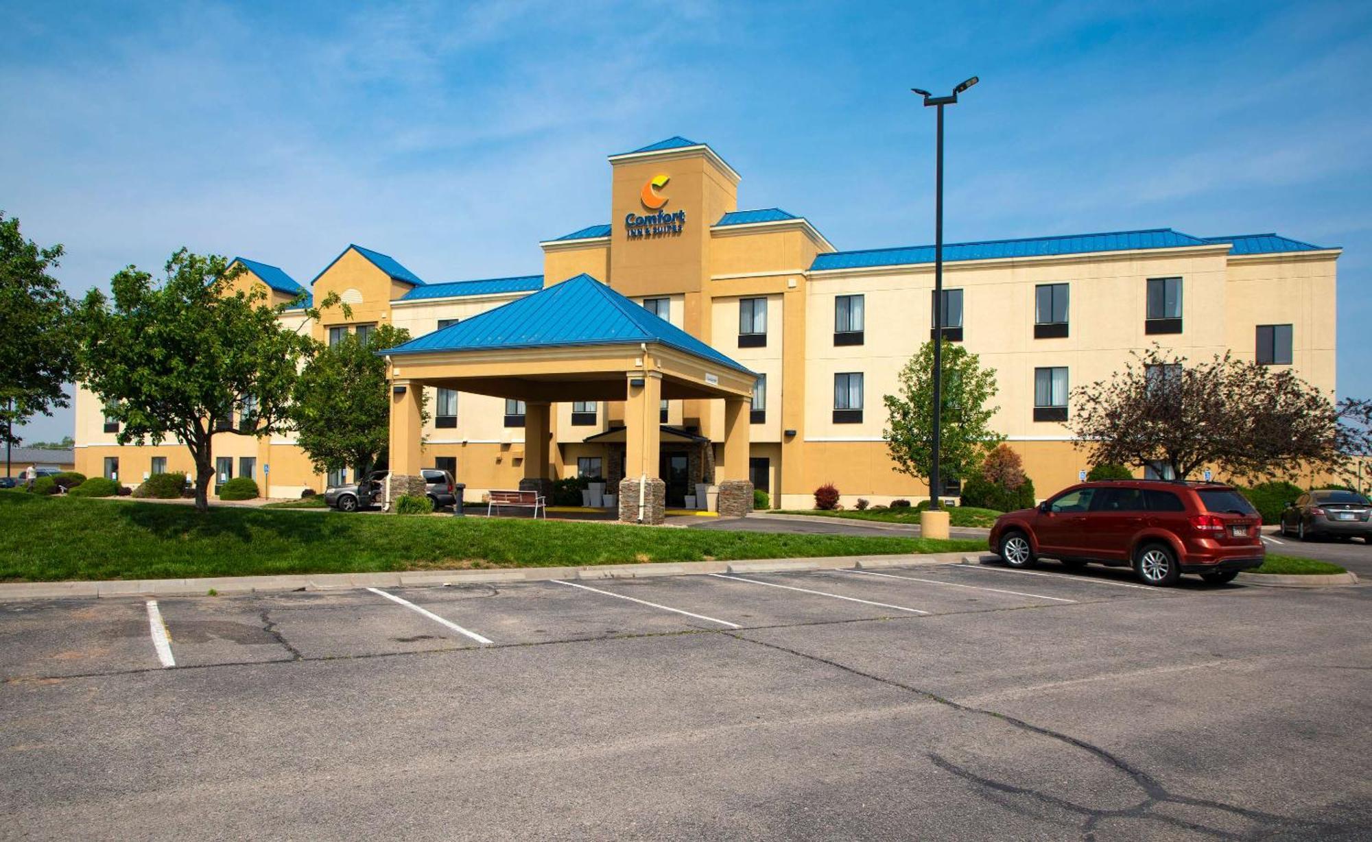 Comfort Inn & Suites Хатчинсон Экстерьер фото