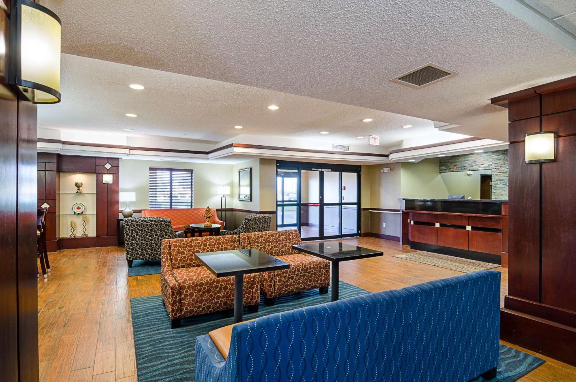 Comfort Inn & Suites Хатчинсон Экстерьер фото