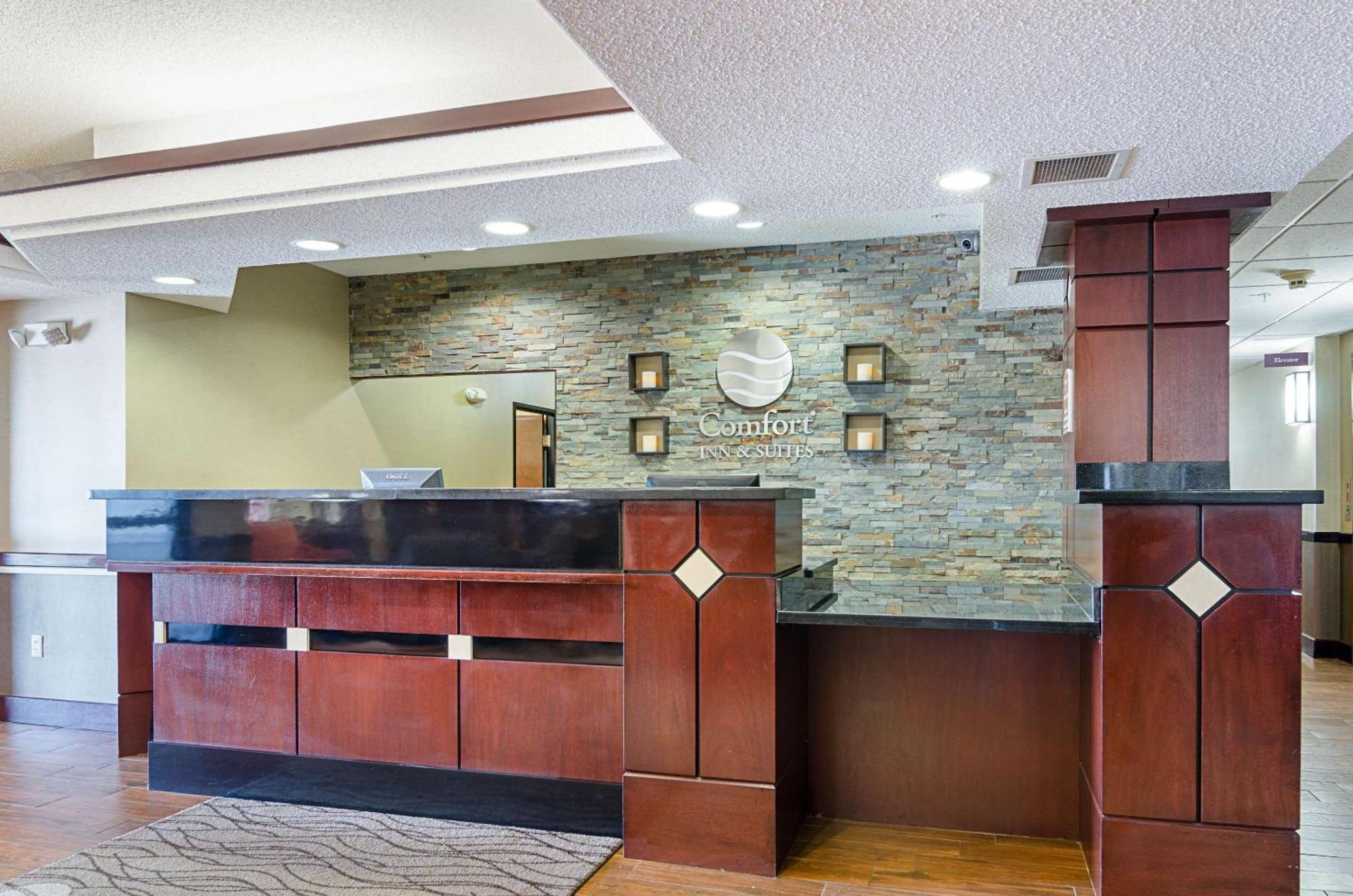 Comfort Inn & Suites Хатчинсон Экстерьер фото