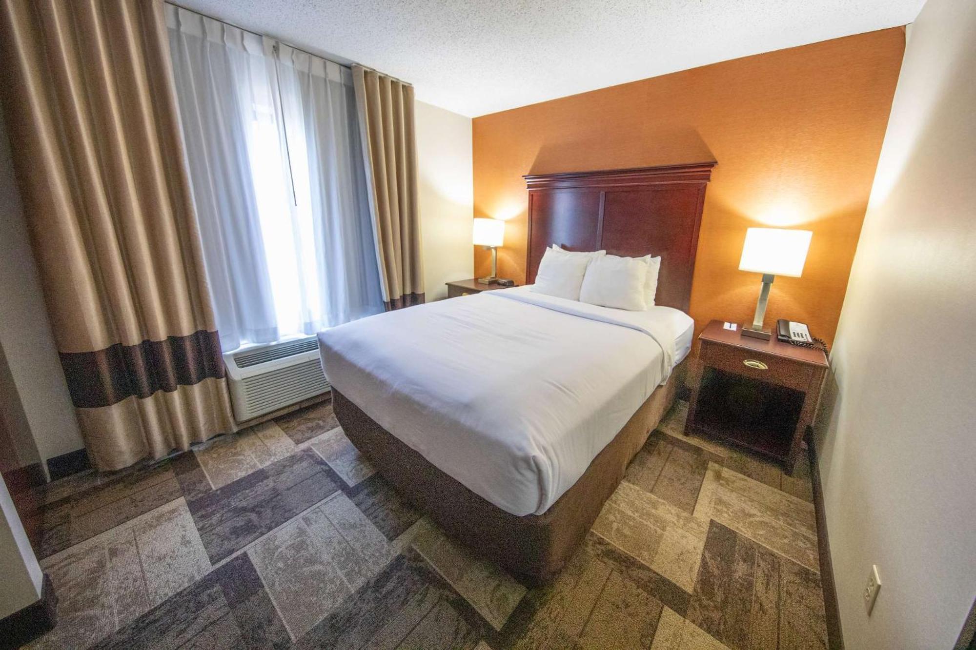 Comfort Inn & Suites Хатчинсон Экстерьер фото