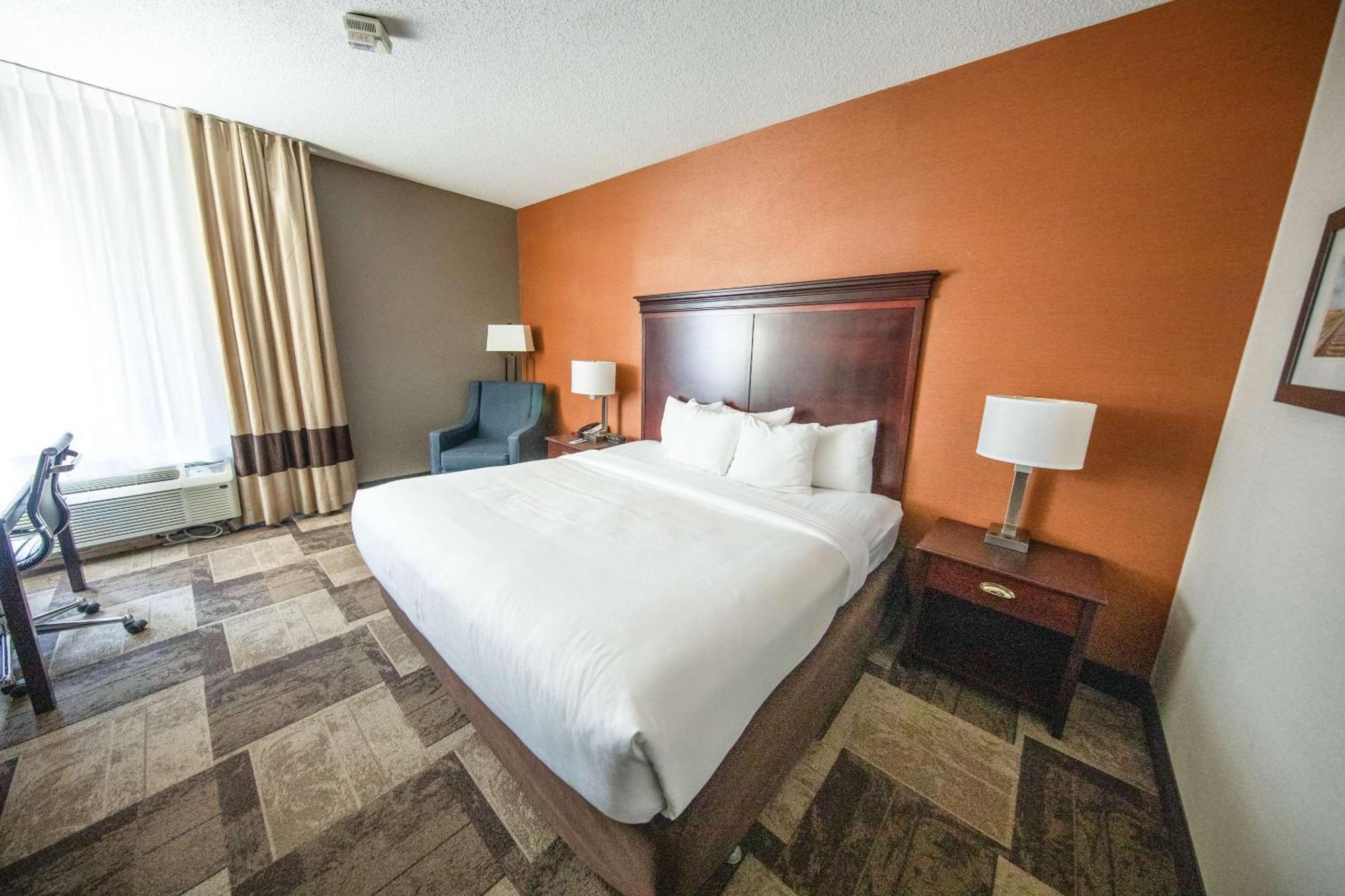 Comfort Inn & Suites Хатчинсон Экстерьер фото